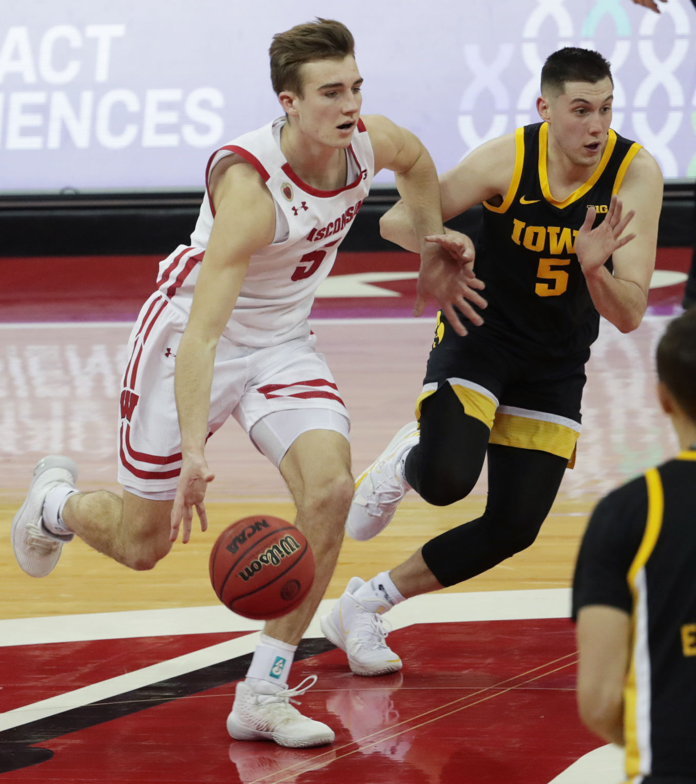 Iowa 77, UW 62